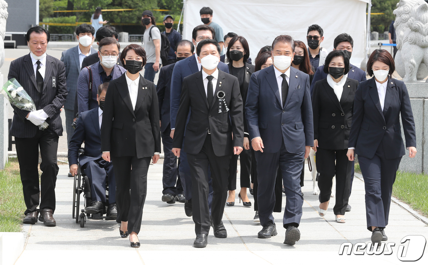 무명용사탑 참배하는 김기현 권한대행