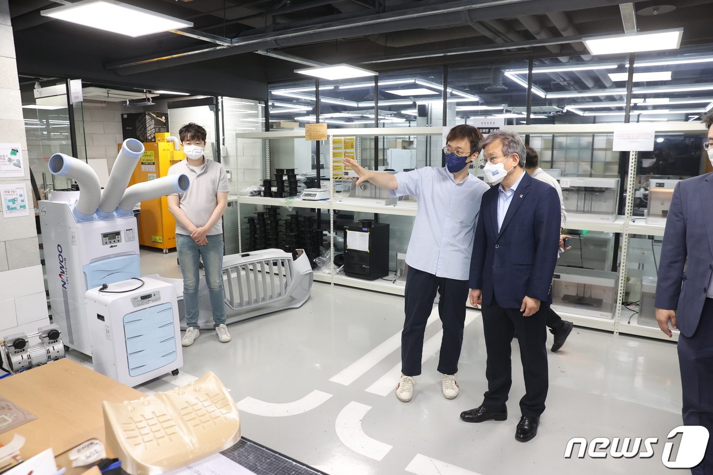 메이커 스페이스 둘러보는 권칠승 장관