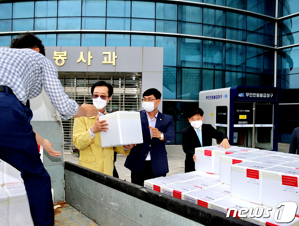 신안군, 사회복지시설·요양병원에 김치 500박스 전달