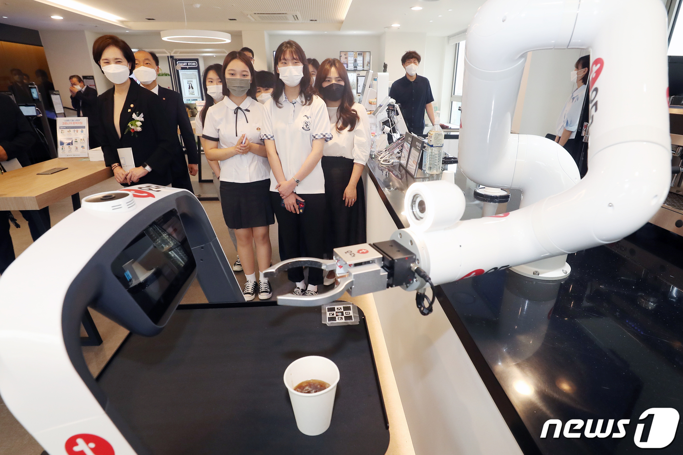 시설 둘러보는 유은혜 사회부총리