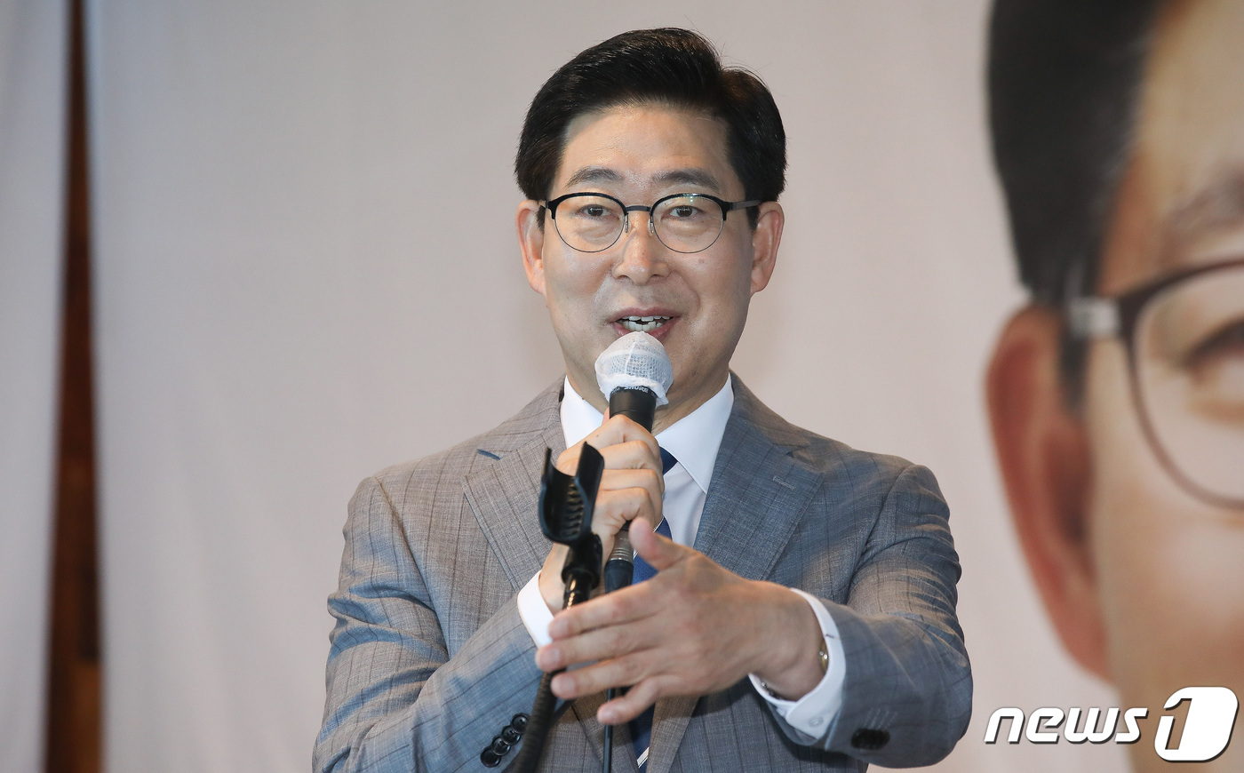 출판기념회 연 양승조 충청남도 도지사