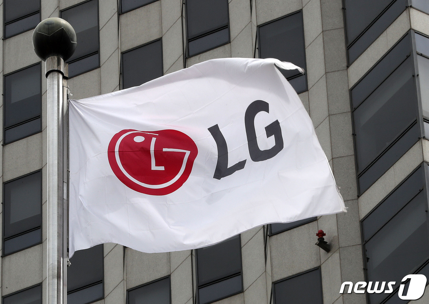 [특징주] LG전자 강세…폰 접고 마그나 JV 설립 기대감