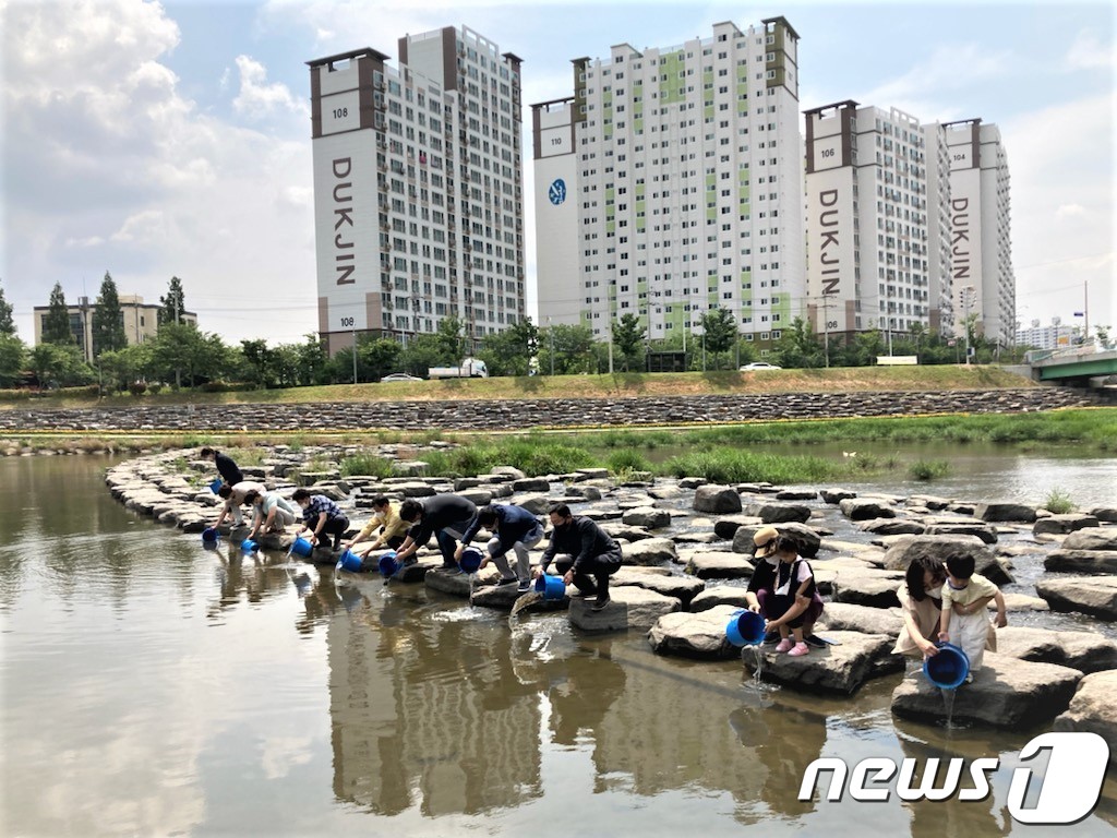 광양시, 동천‧서천에 어린 동남참게 8만마리 방류