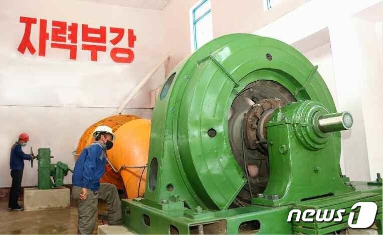 北 자강도 주요 산업시설 점검…자력갱생만이 살 길