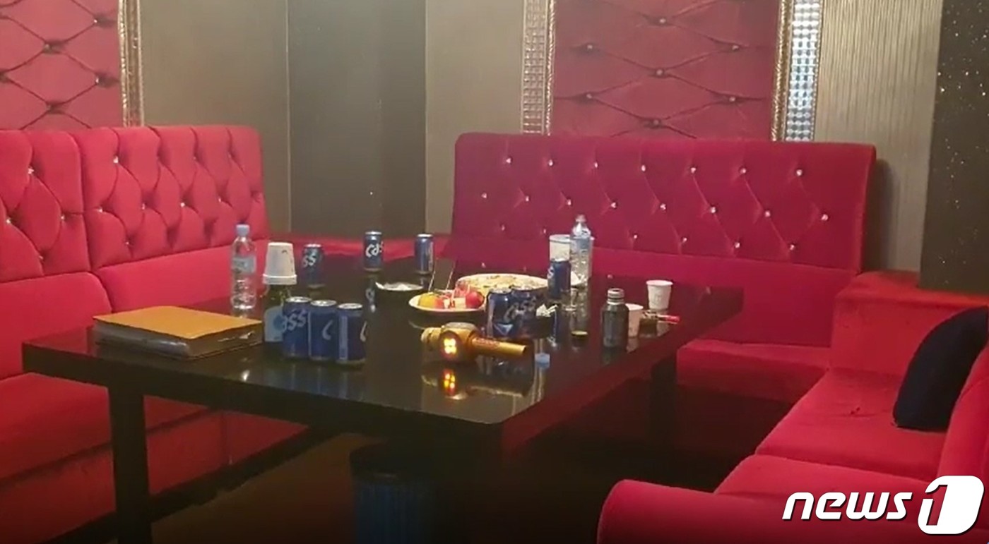 노래방 문 잠그고 도우미와 술판…몰랐다 대리 기다리느라 변명