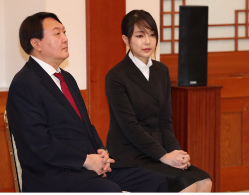 윤석열 내가 좋아서 결혼한 아내에게 미안…정치 안했으면 안당했을 것
