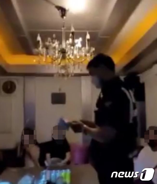 문 걸고 불법영업 노래주점 적발…집합금지 어긴 손님 10여명도