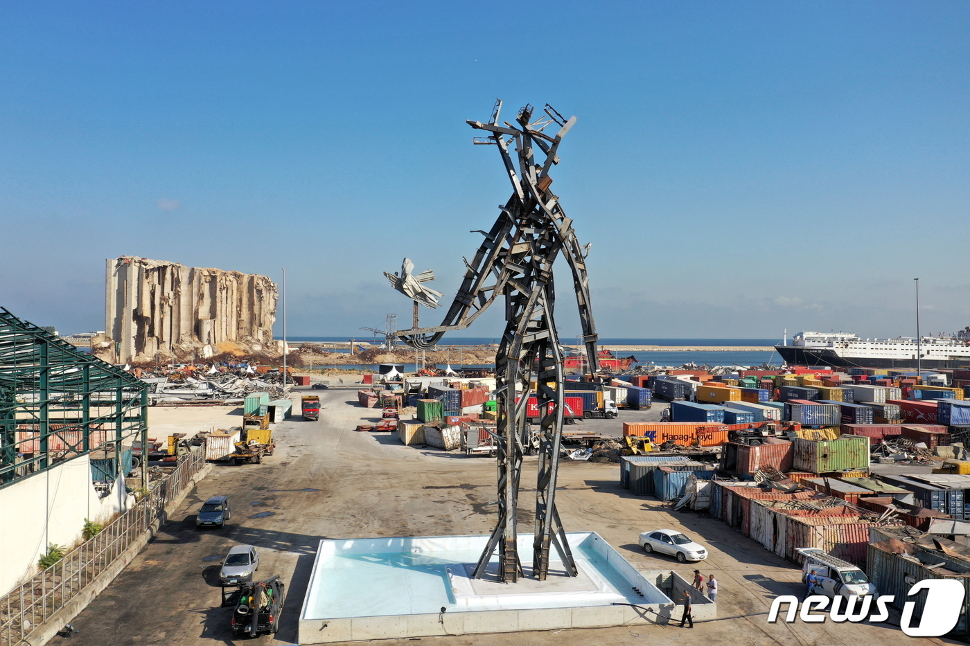 '베이루트 폭발 1주년'…레바논 예술가 조형물 설치