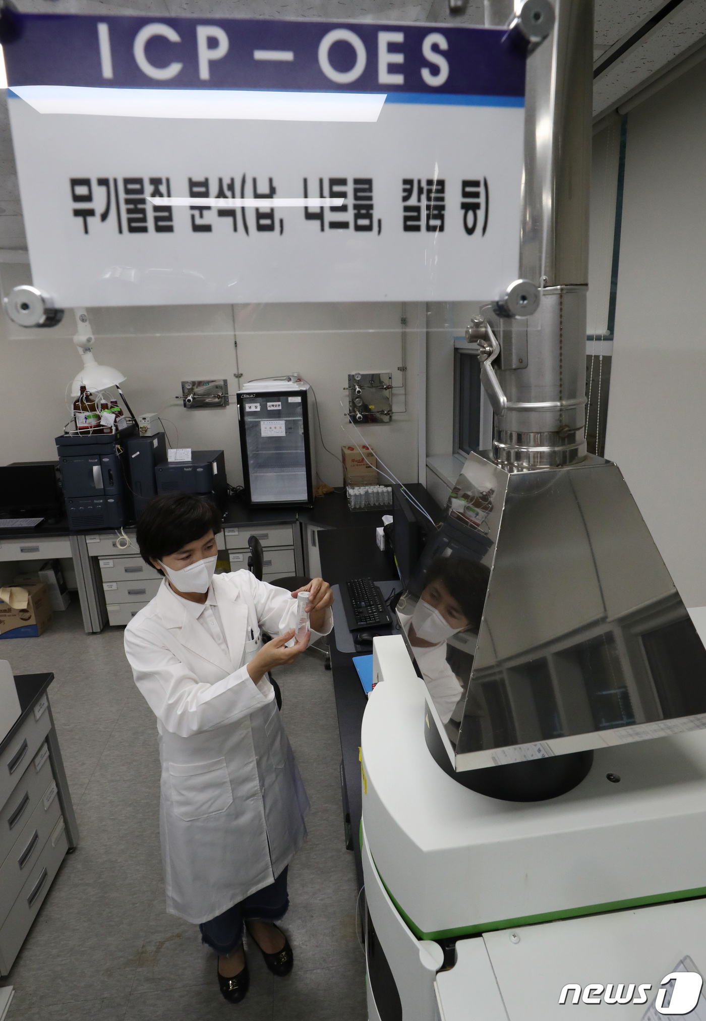 영·유아 대상 과자류 나트륨 함량 분석하는 서울시보건환경연구원 관계자