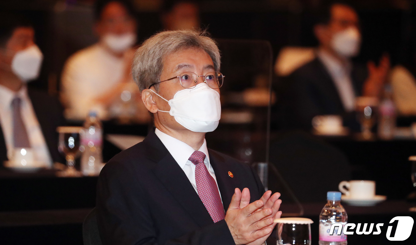 박수치는 고승범 금융위원장