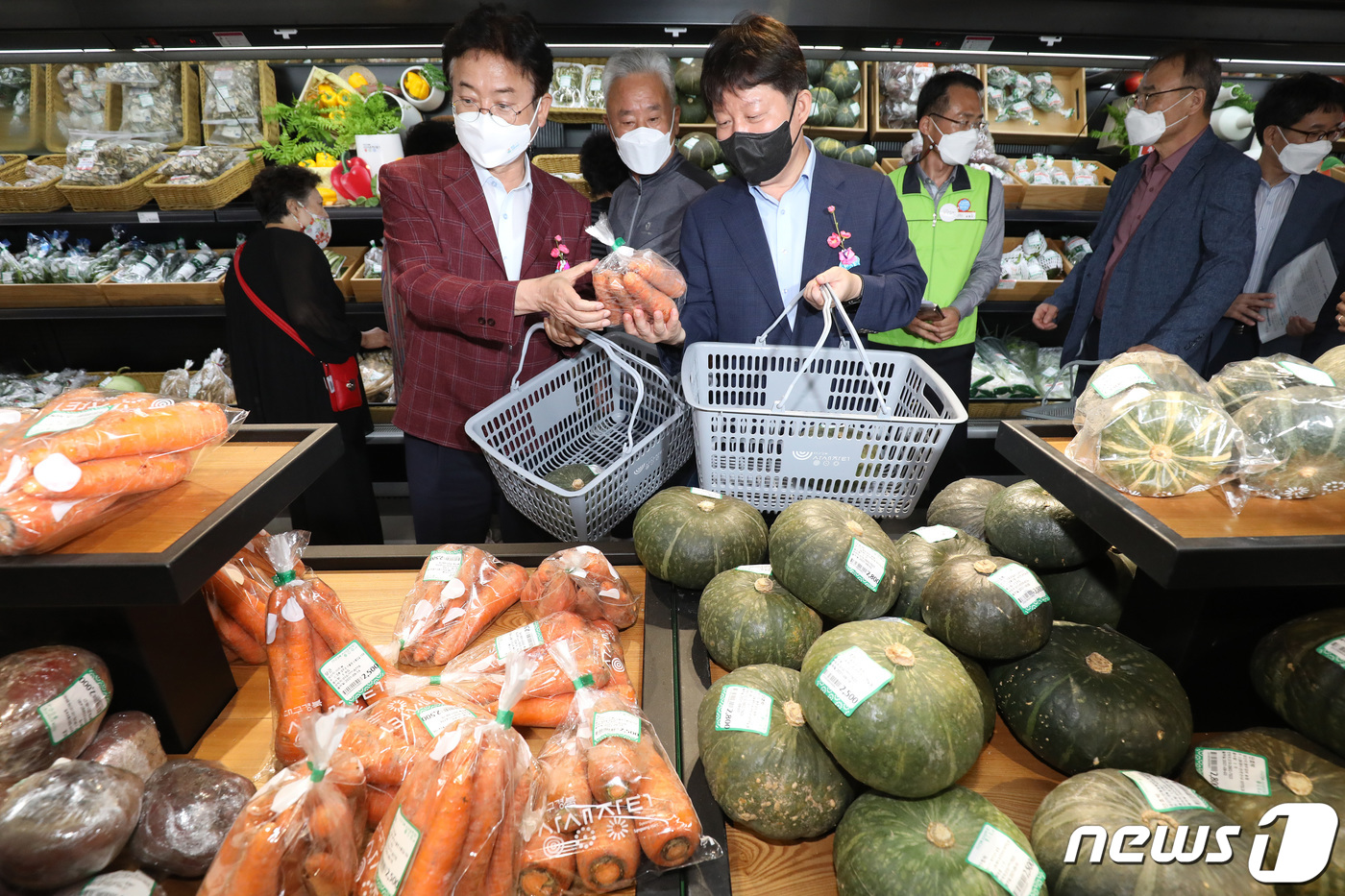 권영진 시장·이철우 도지사 대구경북 상생장터 장보기