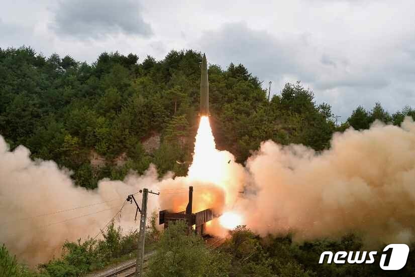 북한 철도기동미사일연대 검열사격 훈련 지도…김정은 불참(2보)
