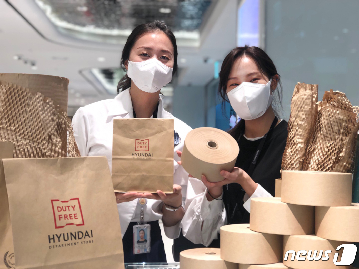 비닐 대신 종이로 현대백화점免, 업계 최초 포장재 전면 교체