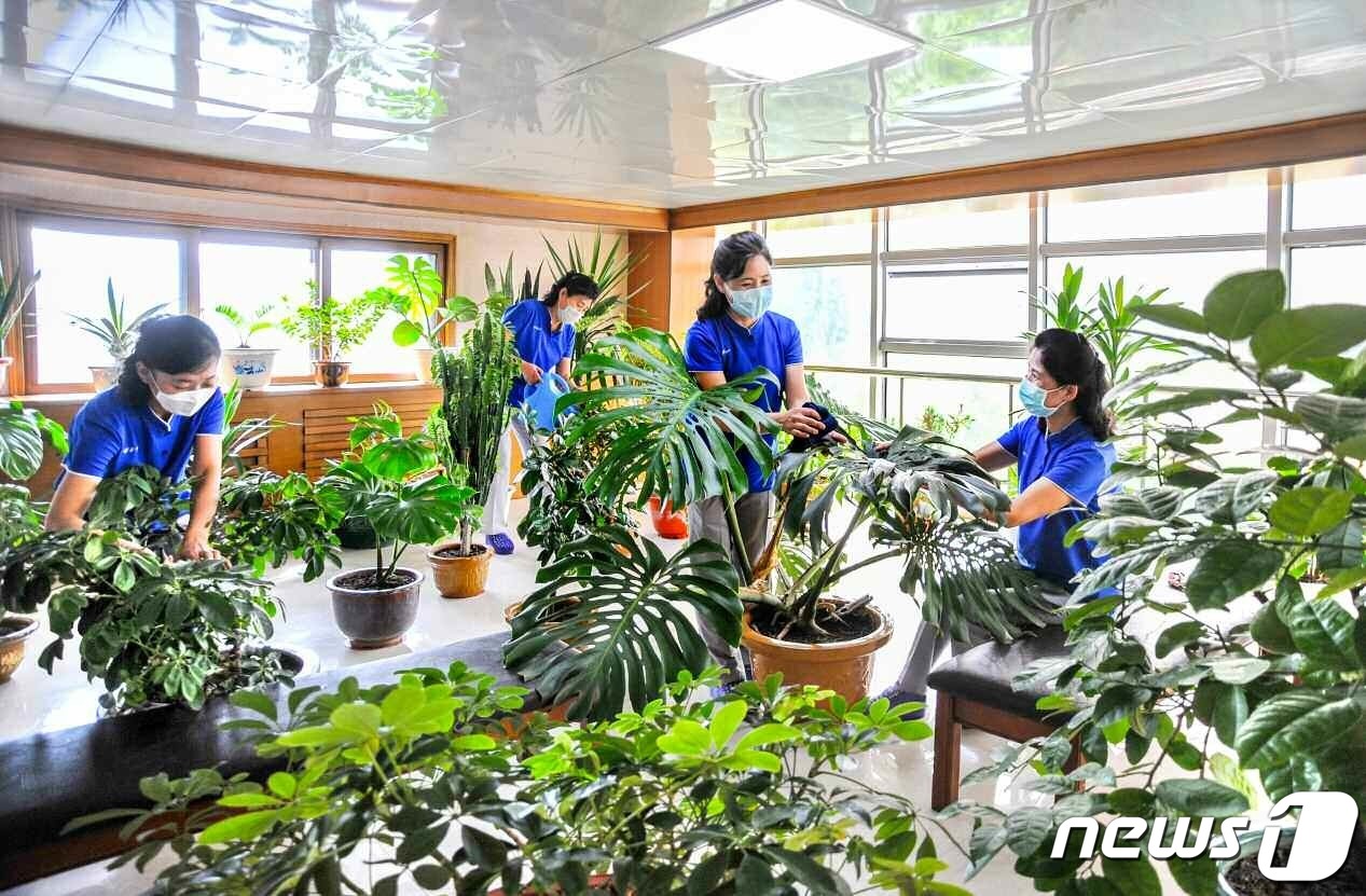 북한 민들레학습장공장…일터를 위생문화적으로