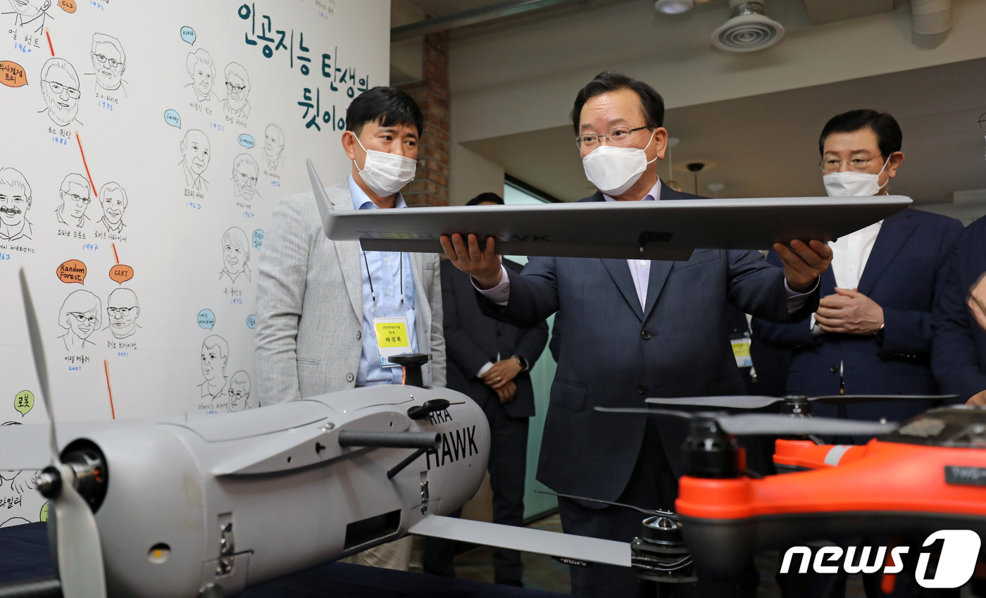 AI 드론 살펴보는 김부겸 총리