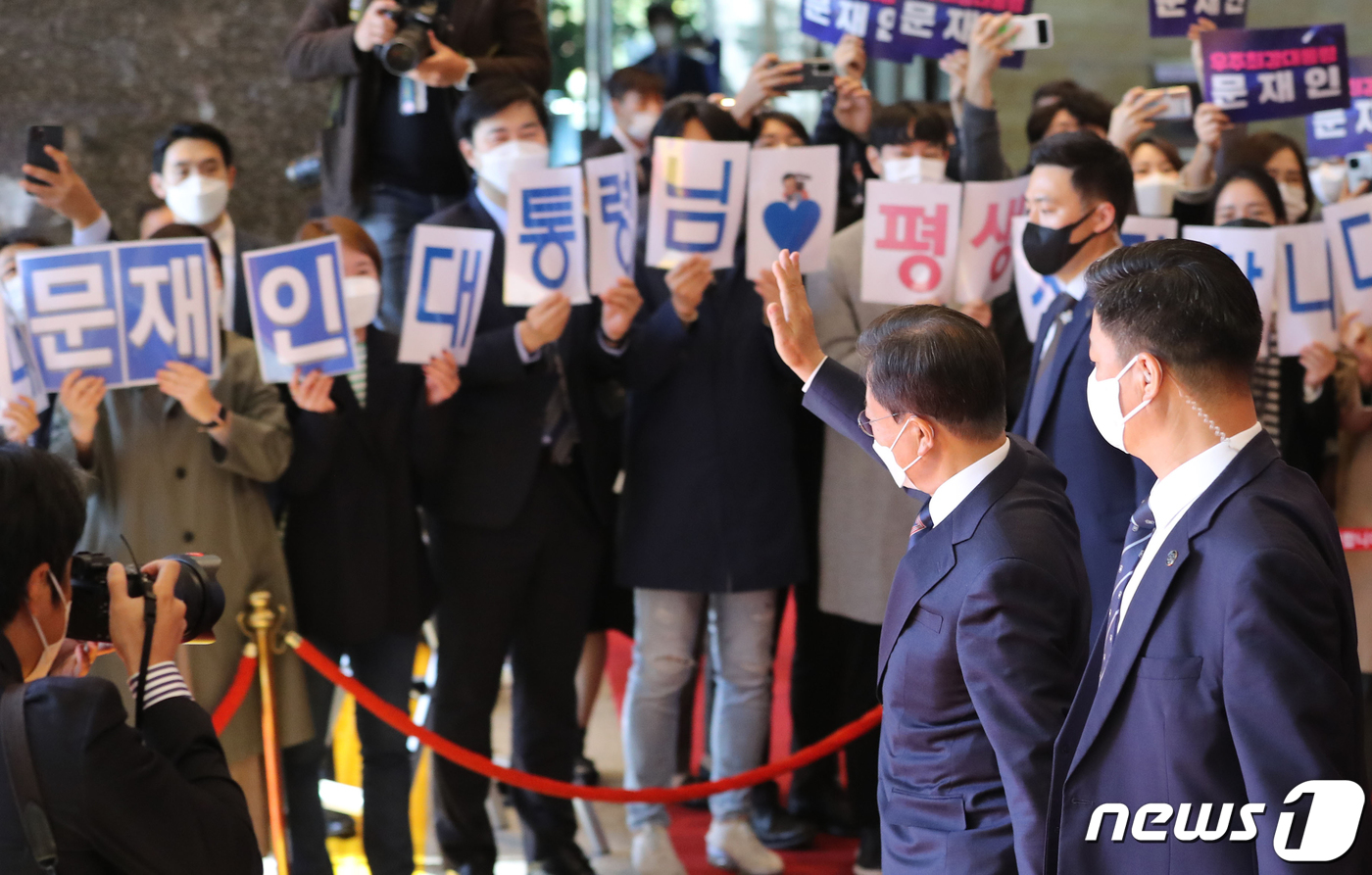 응원에 화답하는 文대통령