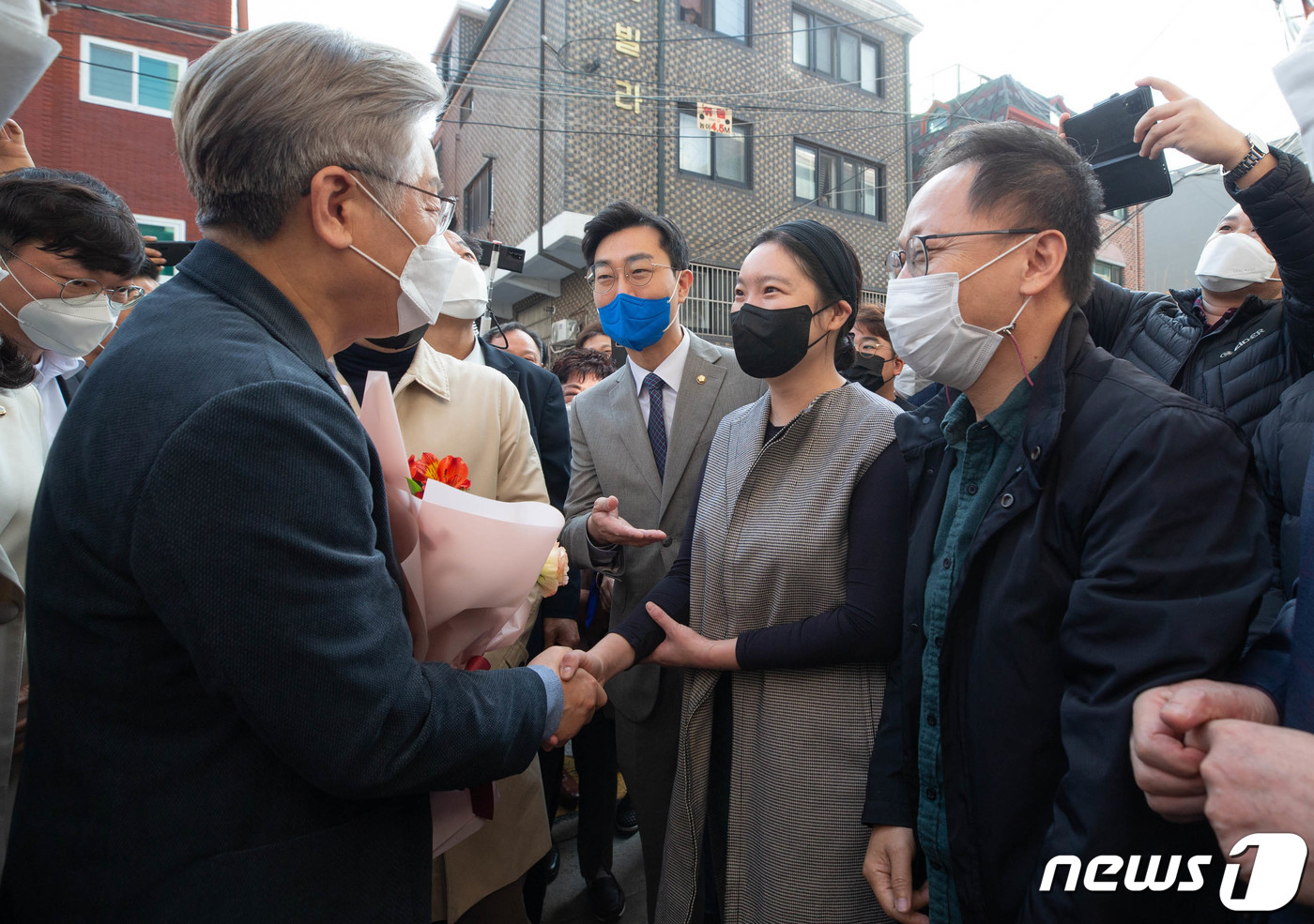 정인희 대표와 인사나누는 이재명 대선후보