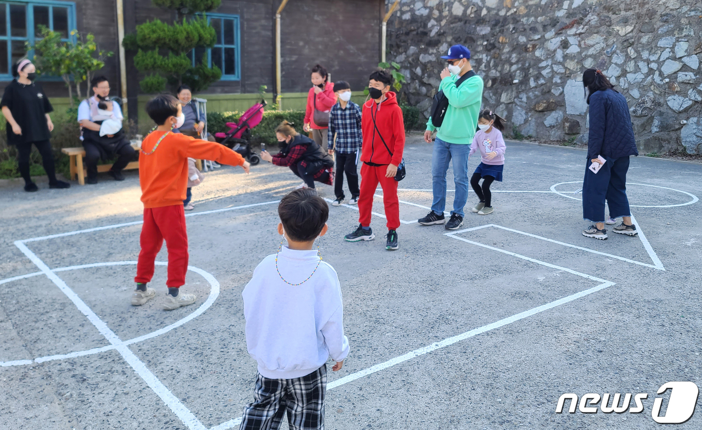 오징어게임 열풍에 울산 장생포 고래문화마을, 때아닌 특수