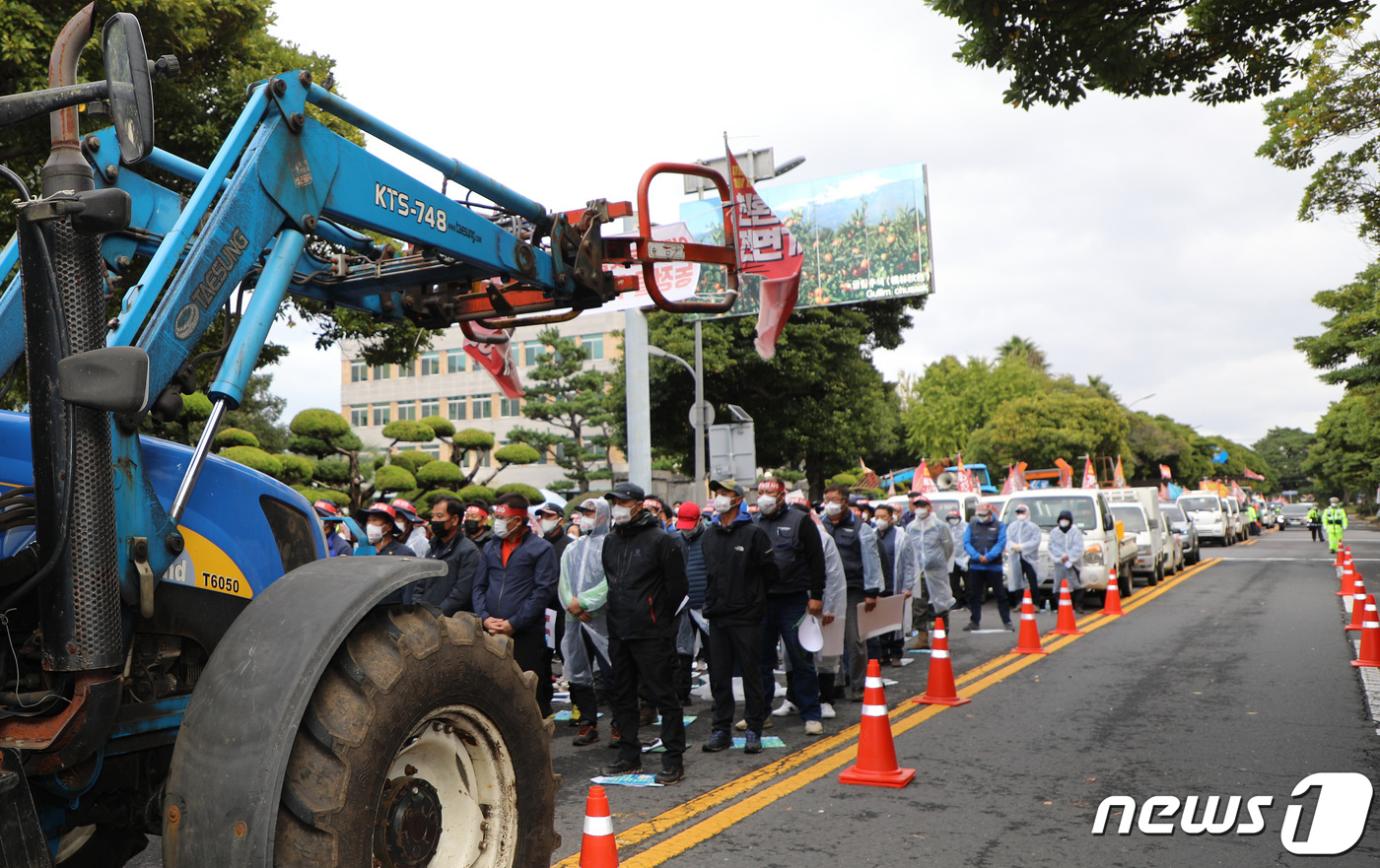 트랙터 몰고 거리 나선 제주 농민들 농민기본법 제정하라