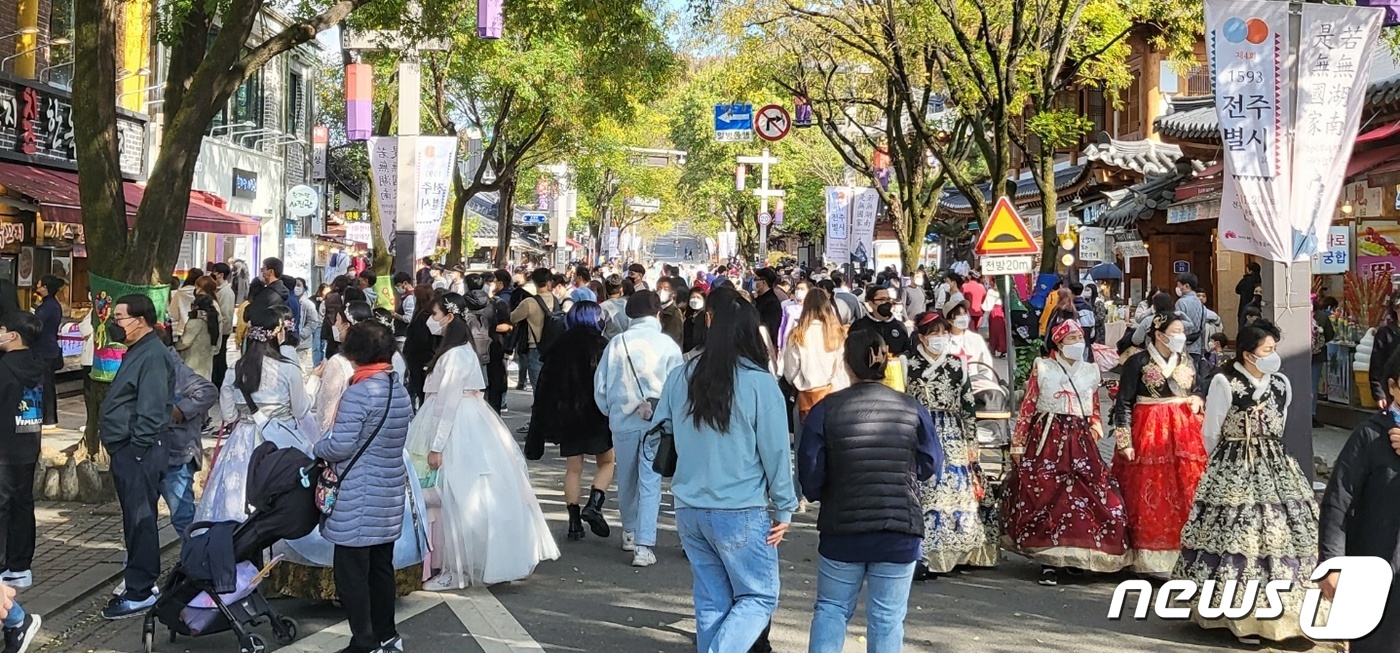 위드코로나 속 가을로 물든 전주한옥마을 인파 북적