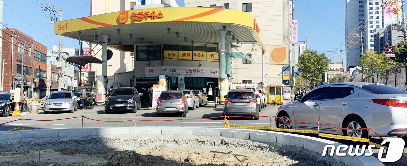 유류세 인하 적용 울산 알뜰 주유소에 수십m 차량 행렬