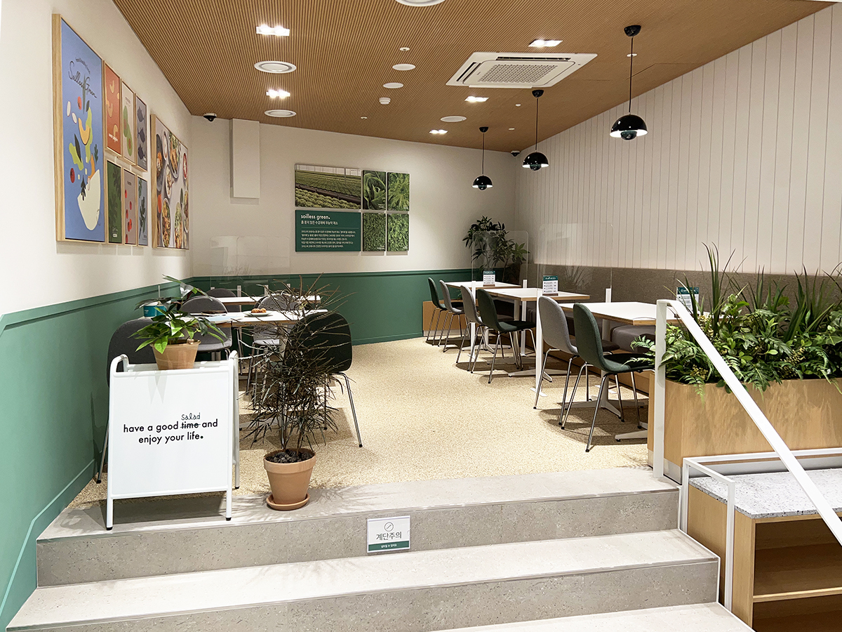 동원홈푸드 샐러드 카페 크리스피 프레시 강남 중심상권 입성