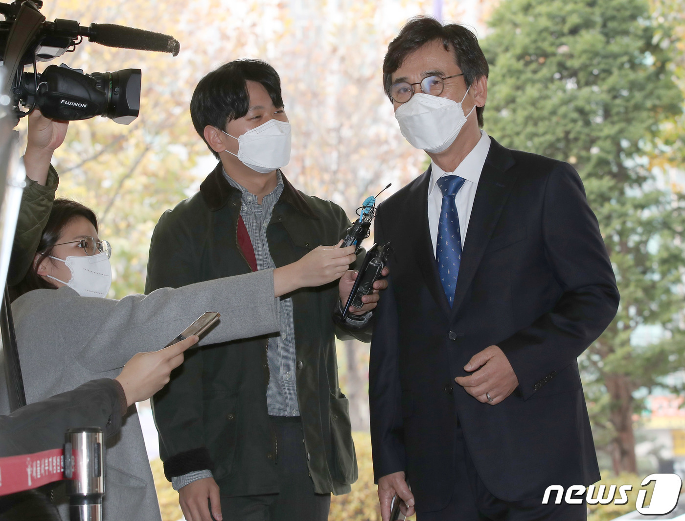 취재진 질문 받는 유시민 전 이사장