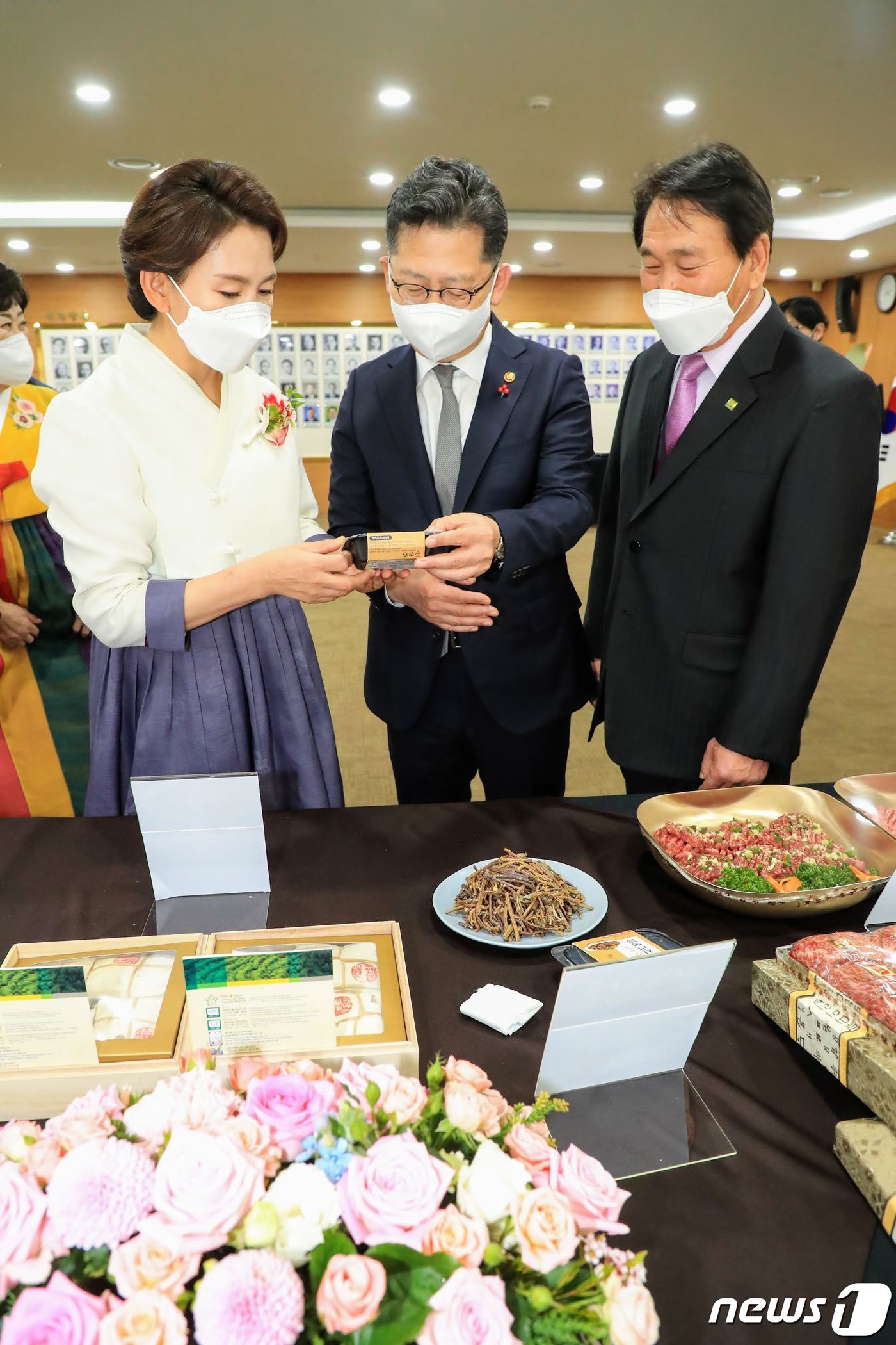 식품명인 제품 살피는 김현수 장관