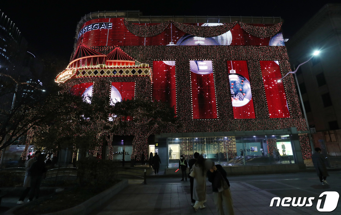 화려한 조명으로 시민들 눈길끄는 신세계백화점
