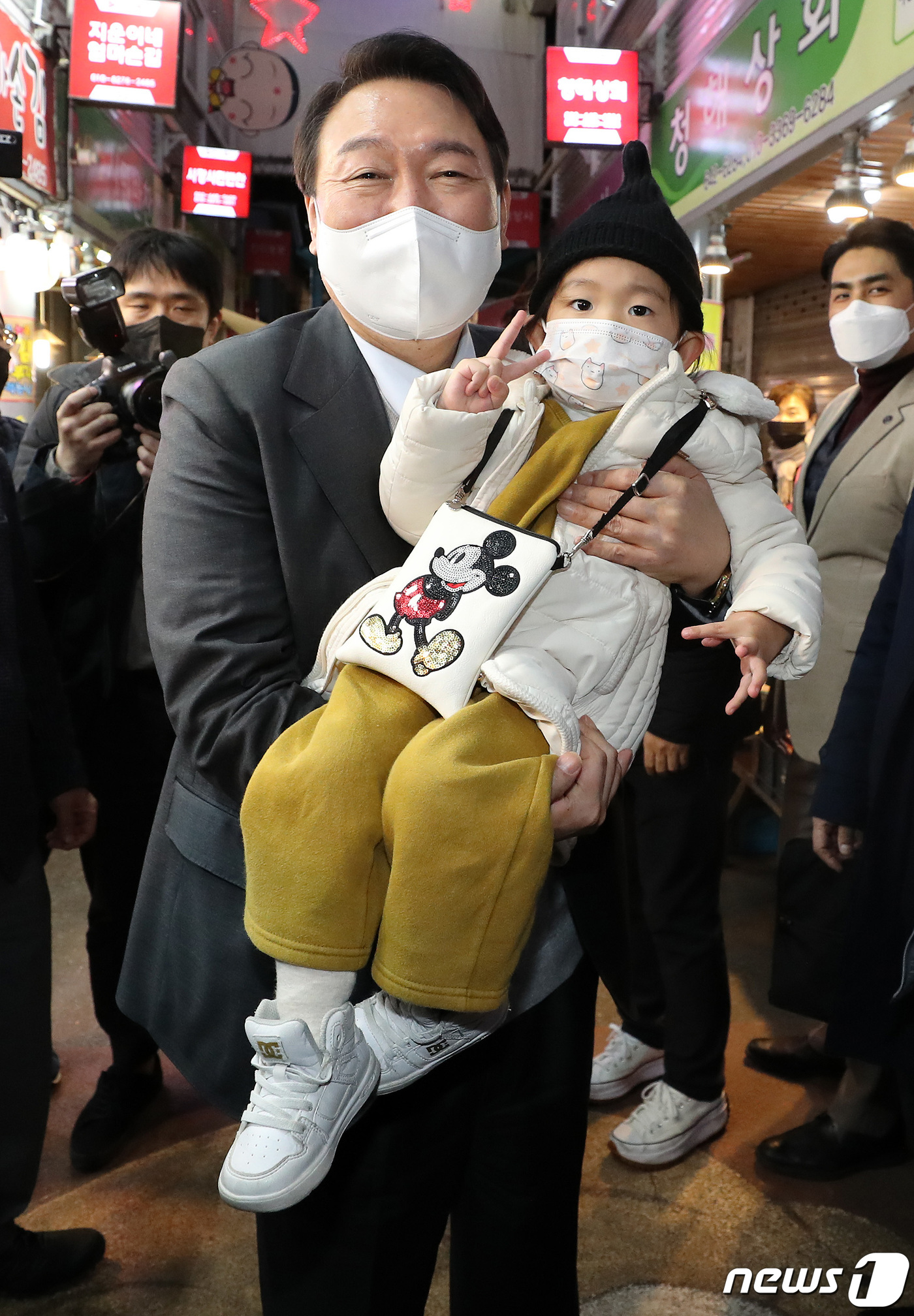 尹, 어린이와 기념사진