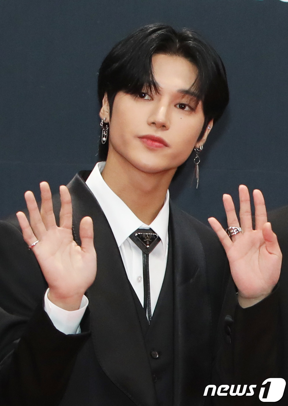 에이티즈 우영, 빛나는 손인사