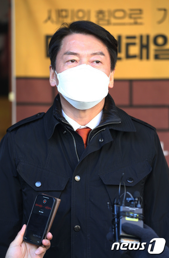 전태일 열사 옛집 찾은 안철수