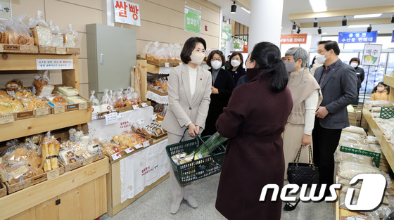 이재명 후보 부인 김혜경씨, 세종시 싱싱장터 방문