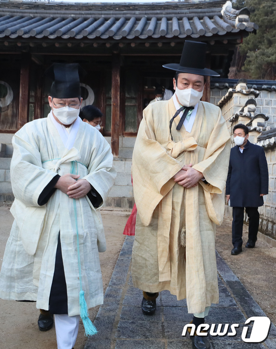 윤석열 후, 의관 갖춰 입고 도산서원 상덕사 참배
