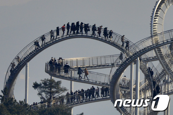 관광객 발길 이어진 스페이스워크