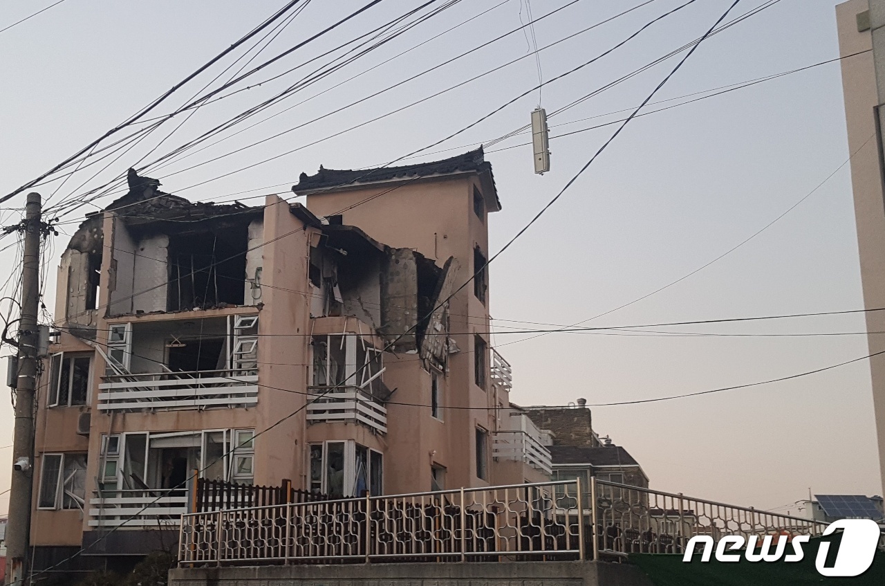고성 4층 빌라서 가스 폭발 화재…1명 2도 화상