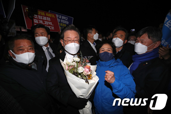 곡성 지지자에게 꽃다발 받는 이재명