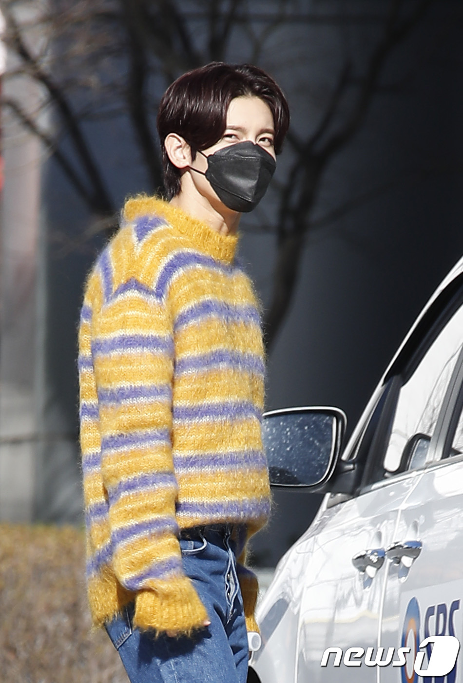 [뉴스1 ★]최강창민, 햇살에 빛나는 로맨틱한 손인사