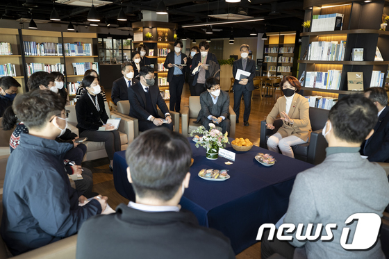 한국환경산업기술원 방문한 한정애 장관