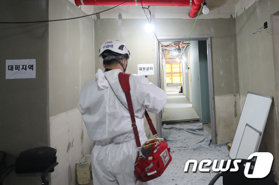 붕괴 아파트 내부에 마련된 대원쉼터