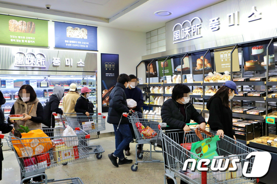 롯데마트가 창고형 할인점 브랜드 맥스(Maxx) 선보여