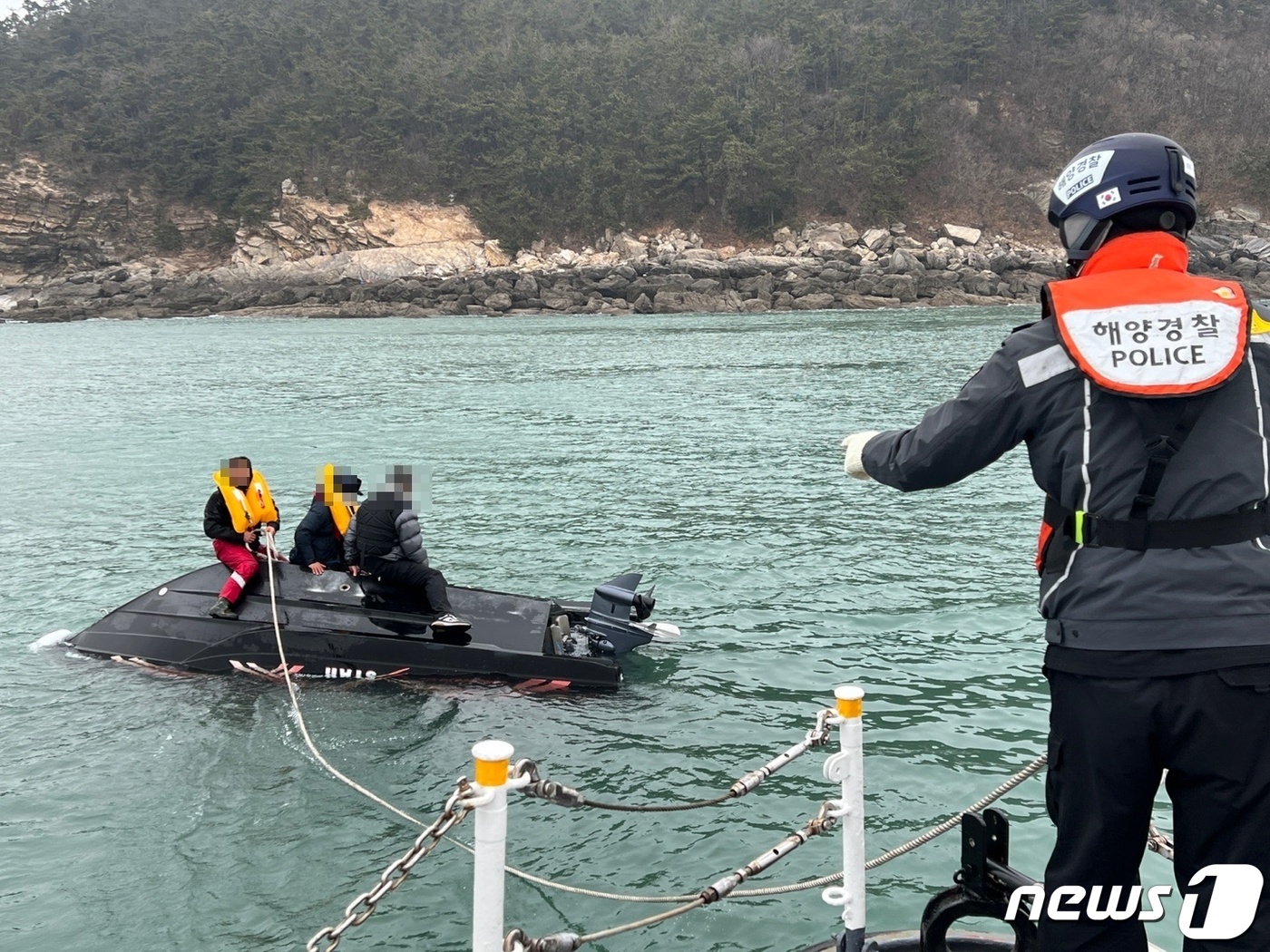 군산 앞바다서 모터보트 전복…승선원 3명 전원구조