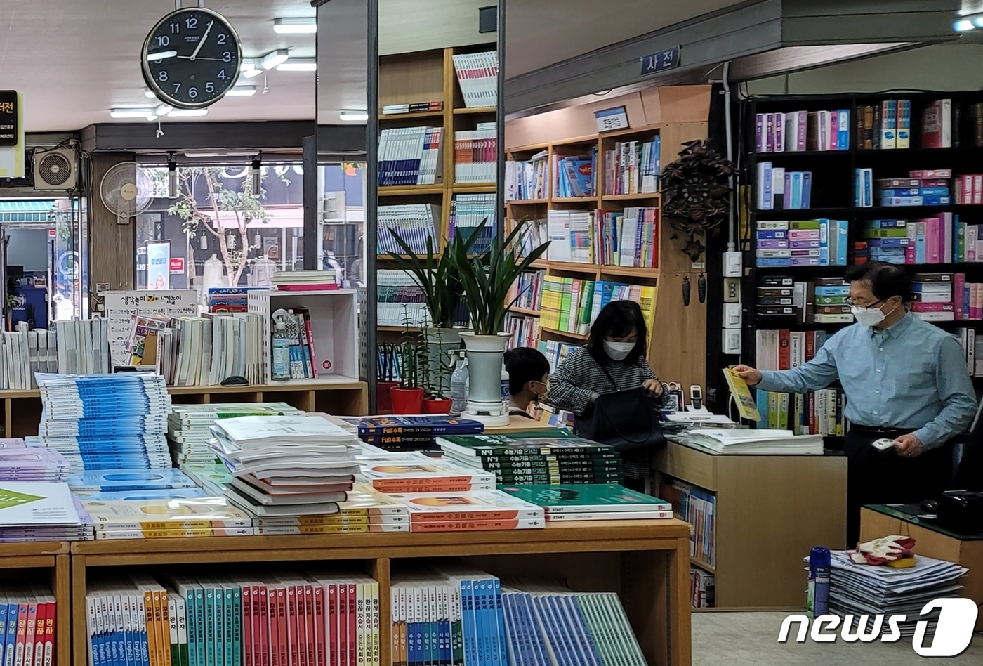옥천군 동네서점 책값반환제 시행…구입 14일 내 반납땐 환불