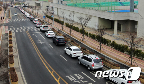 드라이브스루 검사소로 이어진 차량 행렬
