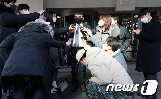 취재진 질문에 답하는 김칠준 변호사