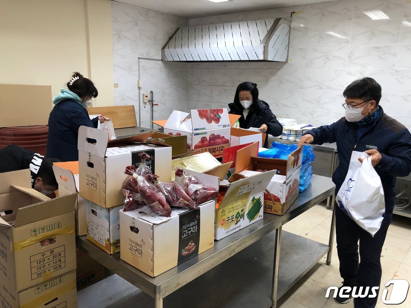 월성원자력본부, 경주시 양남면 등 3개 지역 336세대에 설 선물 전달