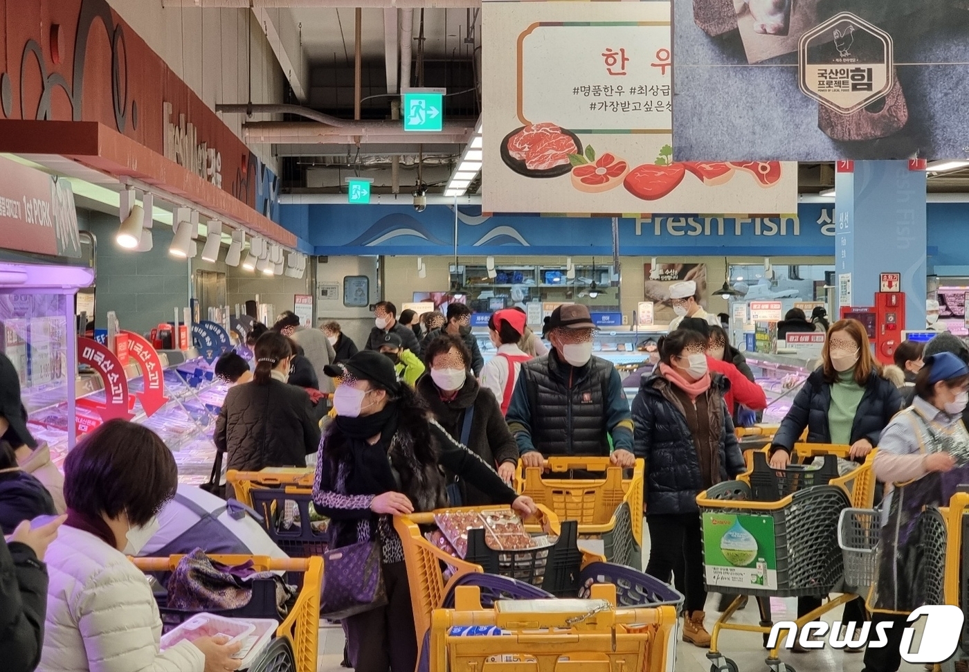 [르포]설 연휴 하루 앞두고 전주 대형마트·전통시장  모처럼활기