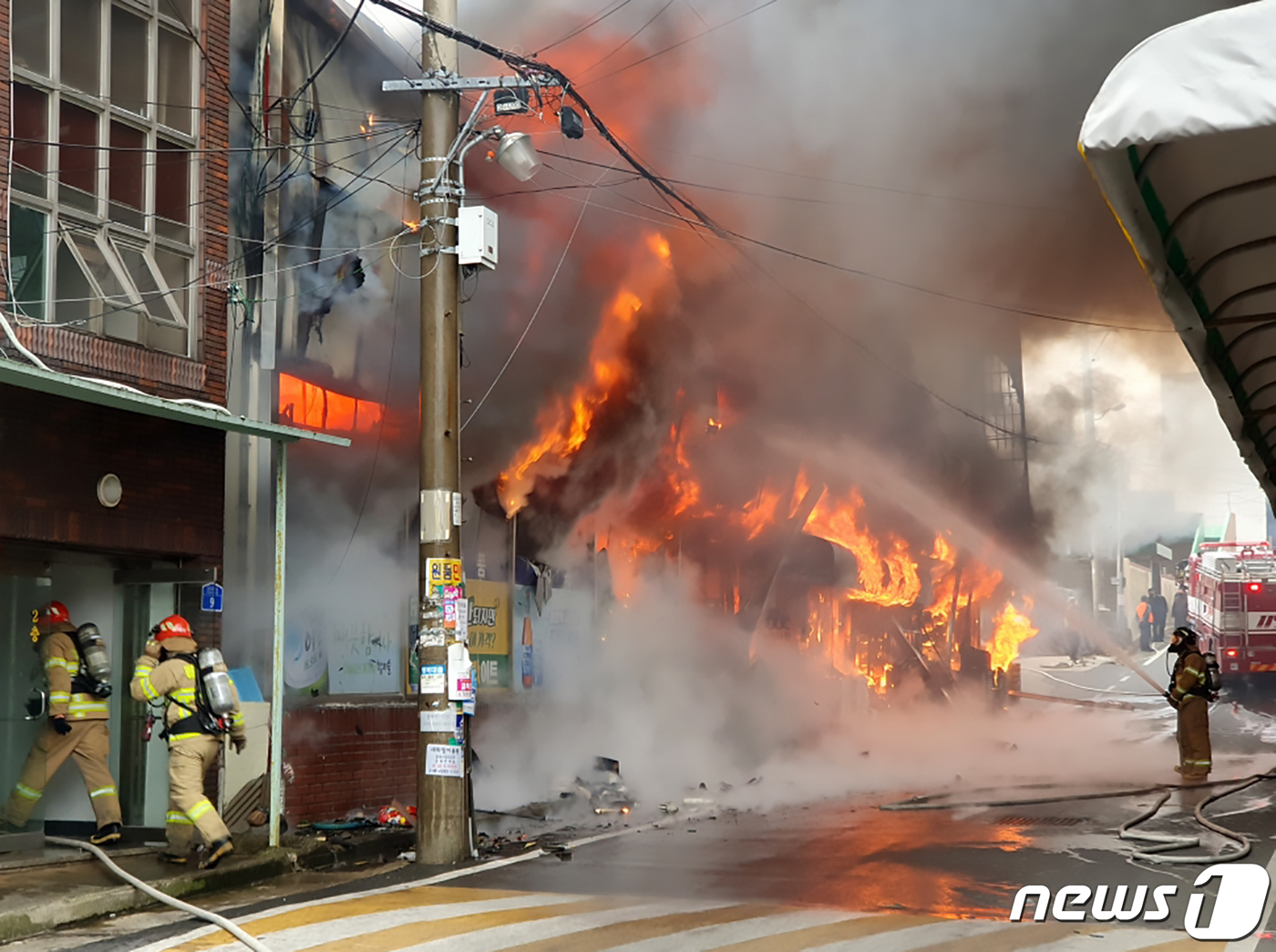 경주 감포시장 한 마트서 불…인명 피해는 없어(종합)