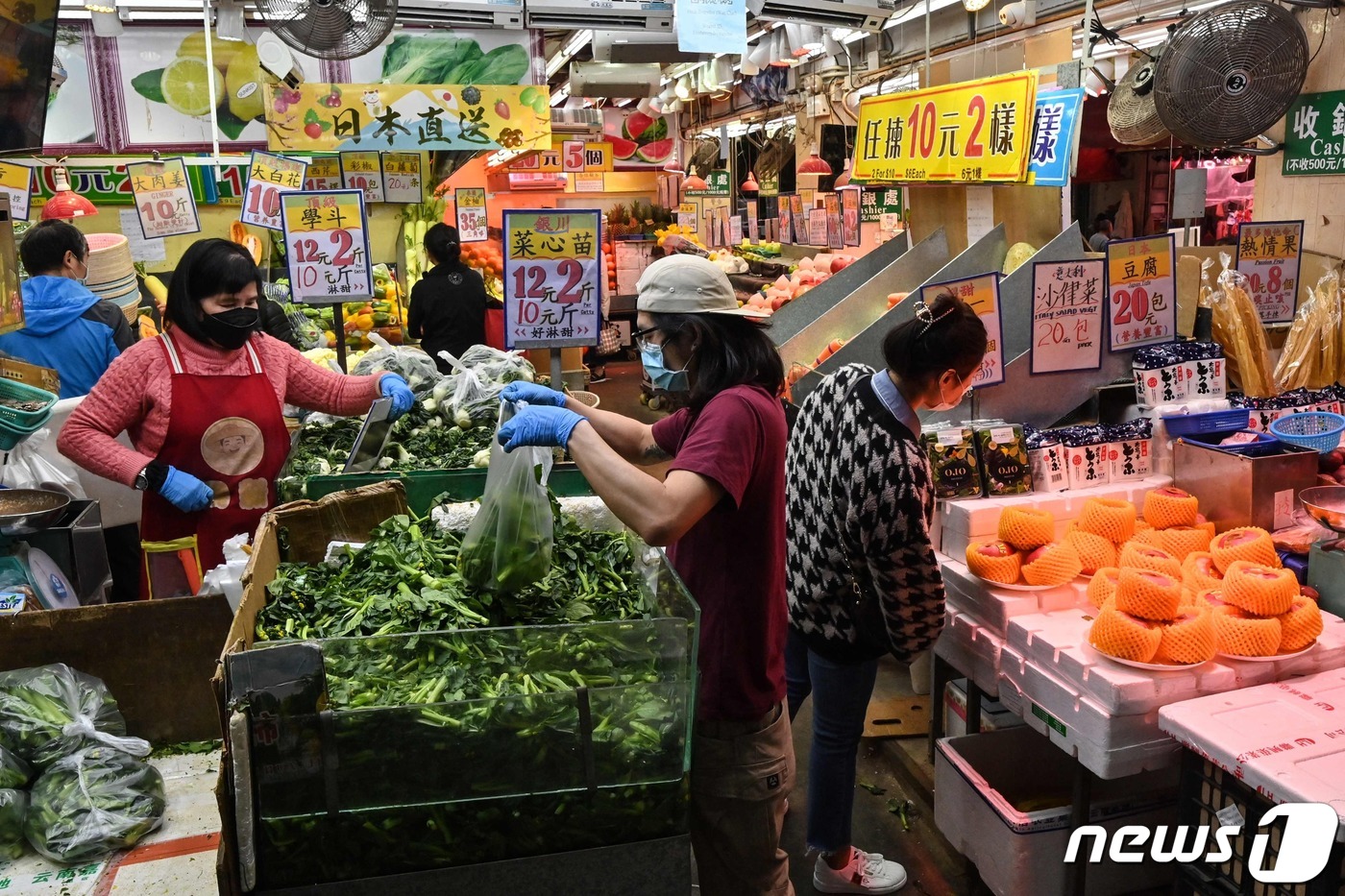 홍콩 확진자 처음 1000명 넘어…미용실 문도 닫는다