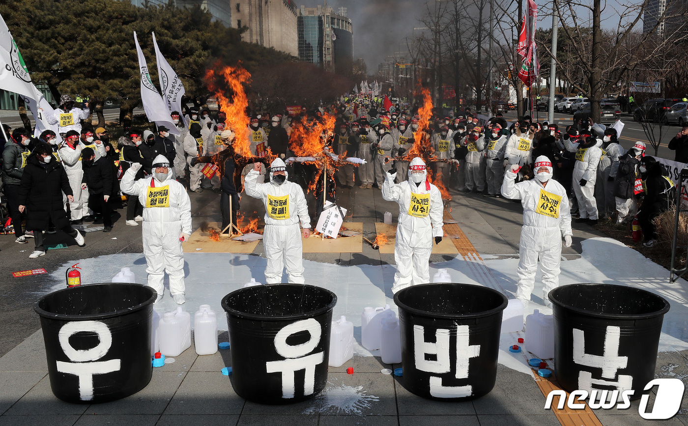 [뉴스1 PICK]우유 뒤집어 쓴  낙농인들…농정 독재 맞서 우유 납품 거부 불사